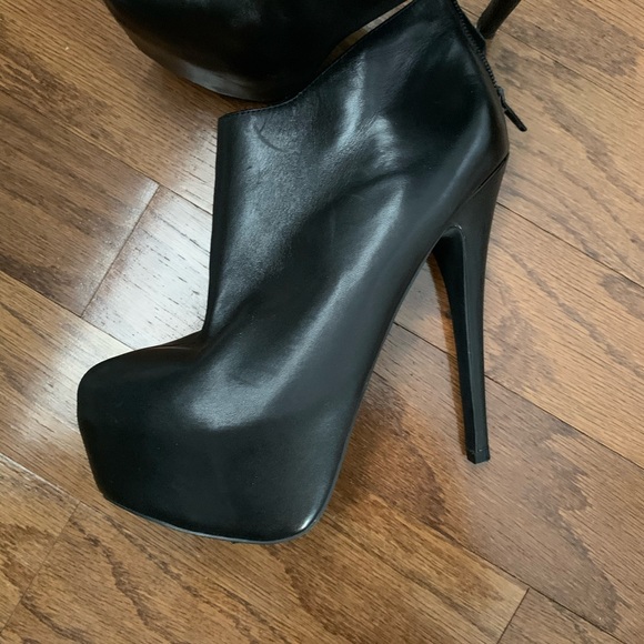 Steve Madden Black Hugh Pump Heels - Picture 5 of 6